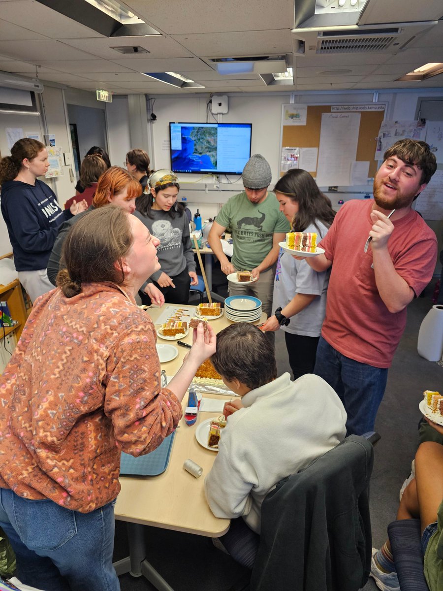 JR Academy Expedition 402T. Weaving our stories with science to build bridges. Hard work deserves a reward! What better way to celebrate than with a coring cake? 📷 Carol Cotterill & IODP @anzic_iodp #Exp402T #FireToFlood #JRAcademy2024