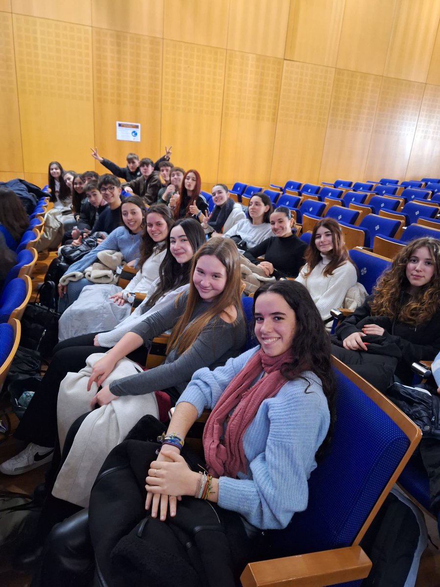 ENCUENTRO LINGÜÍSTICO ENTRE ALUMNOS FRANCESES Y ESPAÑOLES D 2° D LA ESO, DONDE HAN PUESTO N PRÁCTICA SU CONOCIMIENTO DEL IDIOMA Y LA CONVIVENCIA CON ALUMNOS D OTRO PAÍS, PONIENDO D MANIFIESTO LA IMPORTANCIA DL APRENDIZAJE D LOS IDIOMAS.