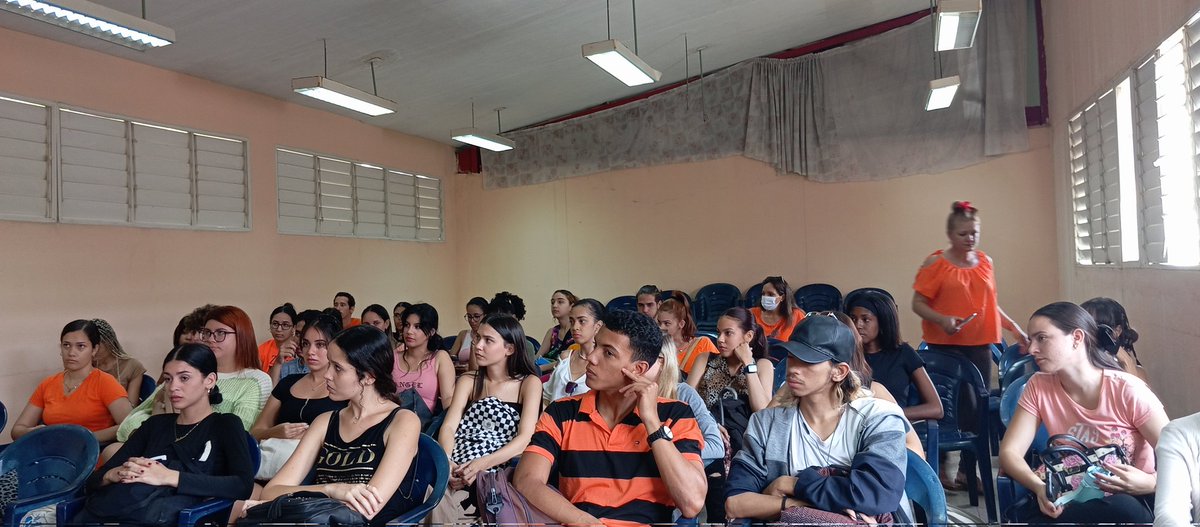 Manuelp9502's tweet photo. Fructífero encuentro directivos del Comité Central, el secretario del PCC de la provincia e integrantes del la Unión de Juristas y Ministerio de Justicia con el Claustro y estudiantado de la carrera de Derecho de nuestra @univholguinera https://t.co/p7gyagC6gd