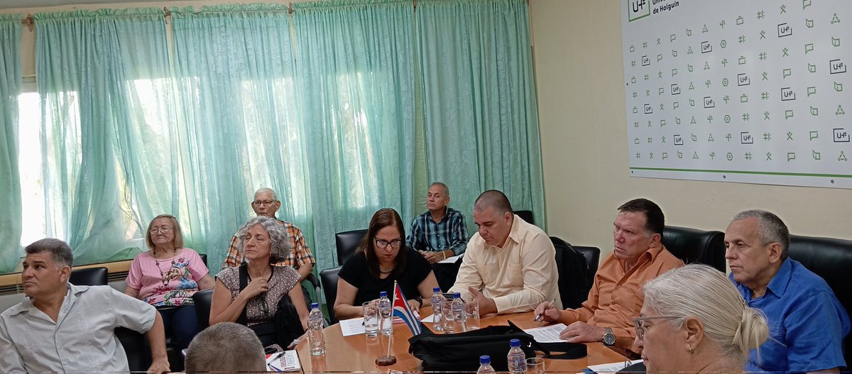 Manuelp9502's tweet photo. Fructífero encuentro directivos del Comité Central, el secretario del PCC de la provincia e integrantes del la Unión de Juristas y Ministerio de Justicia con el Claustro y estudiantado de la carrera de Derecho de nuestra @univholguinera https://t.co/p7gyagC6gd