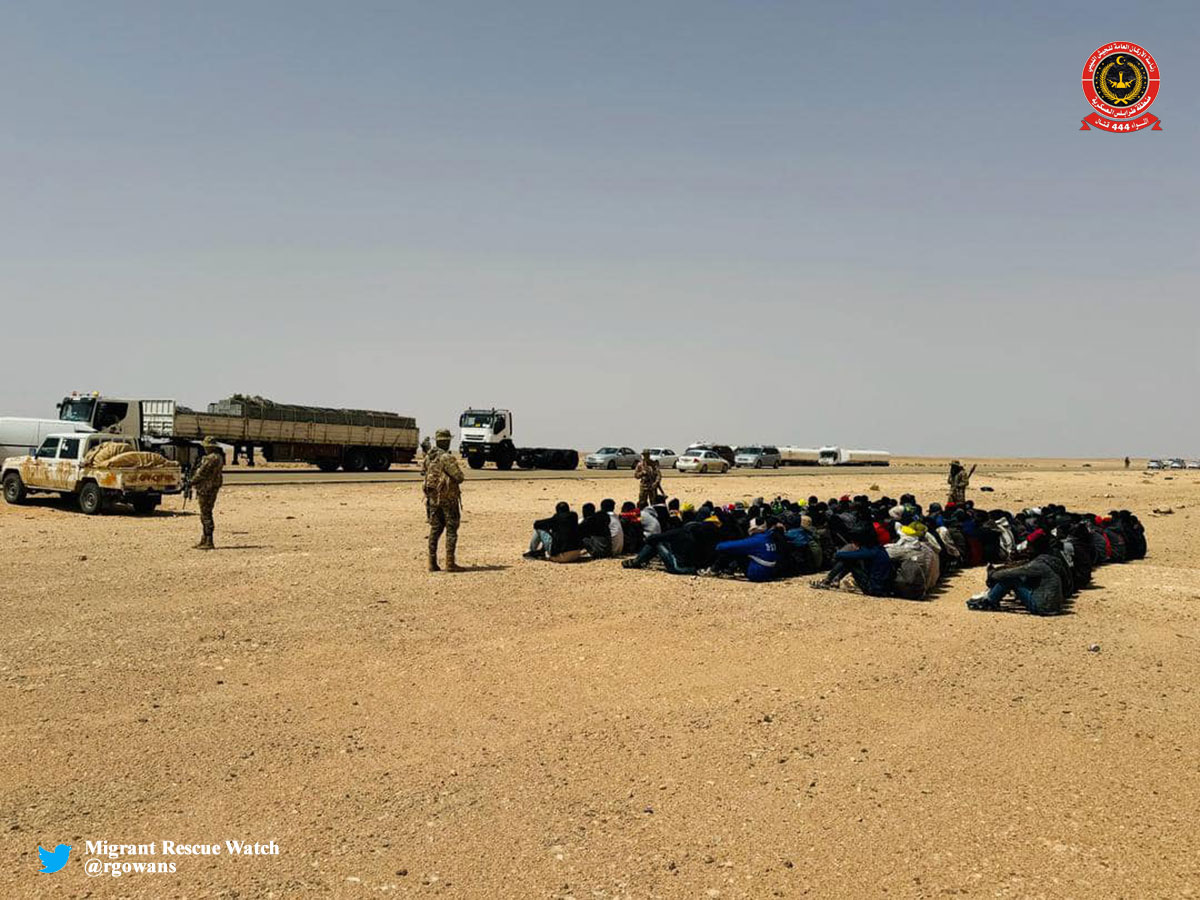 #Libya 24.04.24 - Units of 444th Combat Brigade during desert operations against fuel smuggling apprehended over 100 undocumented #migrants of different nationalities and arrested the smugglers. #migrantcrisis #DontTakeToTheSea #seenotrettung #Frontex