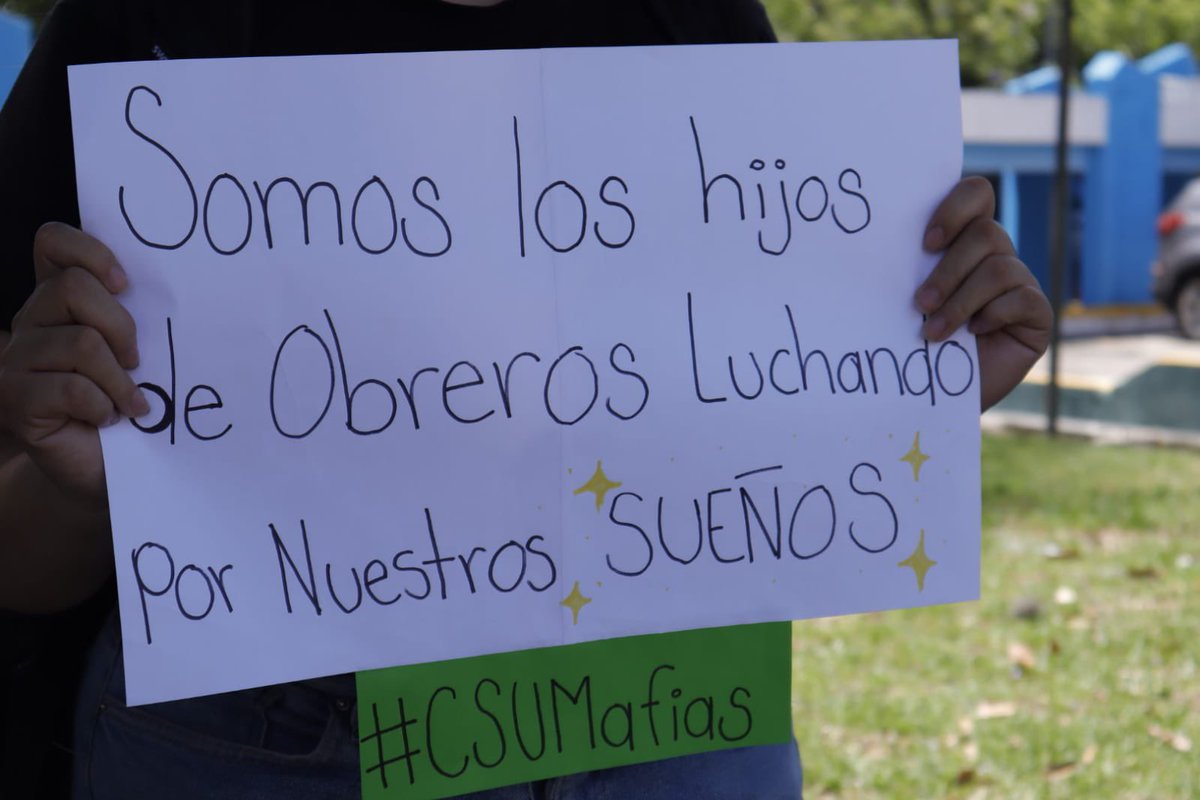 Arisa_bel's tweet photo. 📸 🧵Compañeros SanCarlistas se manifiestan en el recorrido de apoyo hacia los compañeros criminalizados.
#CSUMAFIAS #USAC #Represión #Criminalización https://t.co/GPnantjBFT