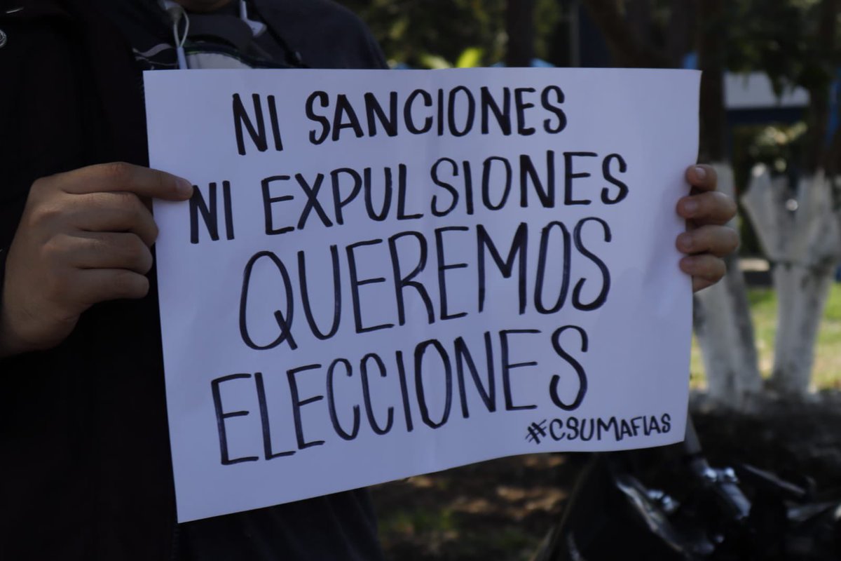 Arisa_bel's tweet photo. 📸 🧵Compañeros SanCarlistas se manifiestan en el recorrido de apoyo hacia los compañeros criminalizados.
#CSUMAFIAS #USAC #Represión #Criminalización https://t.co/GPnantjBFT
