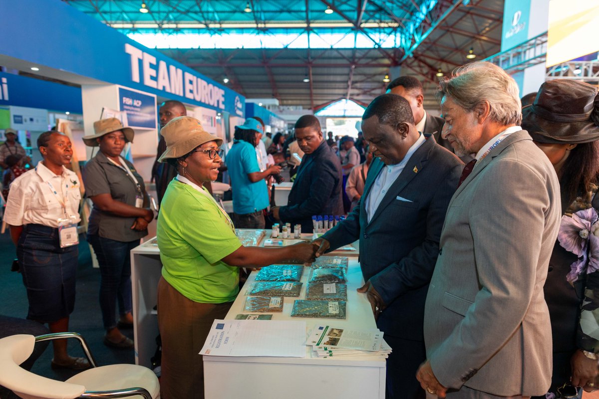 Cirad_AAM's tweet photo. We were honored to host the Honourable Vice President of Zimbabwe, Constantino Chiwenga, at the @LIPSZim project, as well as the @euinzim Ambassador, @vonKirchmannEU at the #SWMProgramme and #RAIZProject stand. #ZITF2024 #TeamEurope https://t.co/OTN1wCW1zq