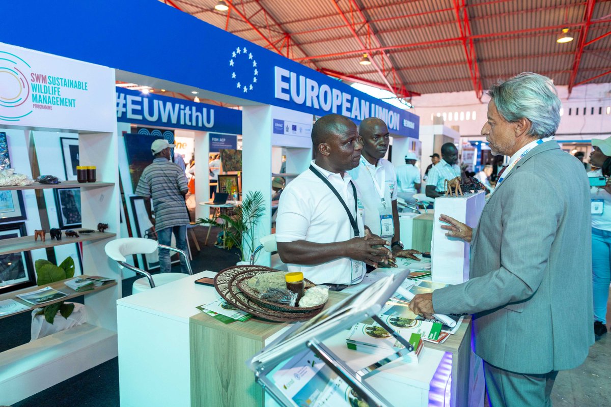 Cirad_AAM's tweet photo. We were honored to host the Honourable Vice President of Zimbabwe, Constantino Chiwenga, at the @LIPSZim project, as well as the @euinzim Ambassador, @vonKirchmannEU at the #SWMProgramme and #RAIZProject stand. #ZITF2024 #TeamEurope https://t.co/OTN1wCW1zq