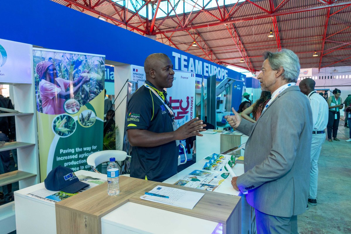 Cirad_AAM's tweet photo. We were honored to host the Honourable Vice President of Zimbabwe, Constantino Chiwenga, at the @LIPSZim project, as well as the @euinzim Ambassador, @vonKirchmannEU at the #SWMProgramme and #RAIZProject stand. #ZITF2024 #TeamEurope https://t.co/OTN1wCW1zq