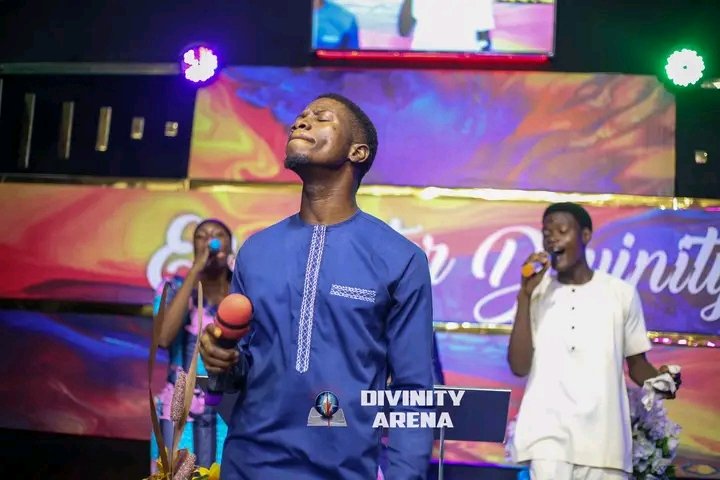 stephen_rich1's tweet photo. Dear Lord,inside these sisters, which one mha tell,"THUS SAITH THE LORD...????"☺️☺️☺️☺️

T'was an awesome moment in the Lord's presence this evening and am privileged to have served in this capacity 🙇🙌

#StephenRich
#MC_Prophetic
#Son_Of_Man
#DivinityArena https://t.co/REBsIb7WTR