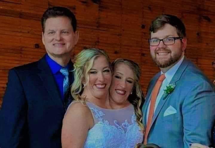 RenacidoParody's tweet photo. Leo la noticia de que la segunda hermana siamesa contrajo matrimonio || Lo primero que pienso. https://t.co/WuhEIuuwb6