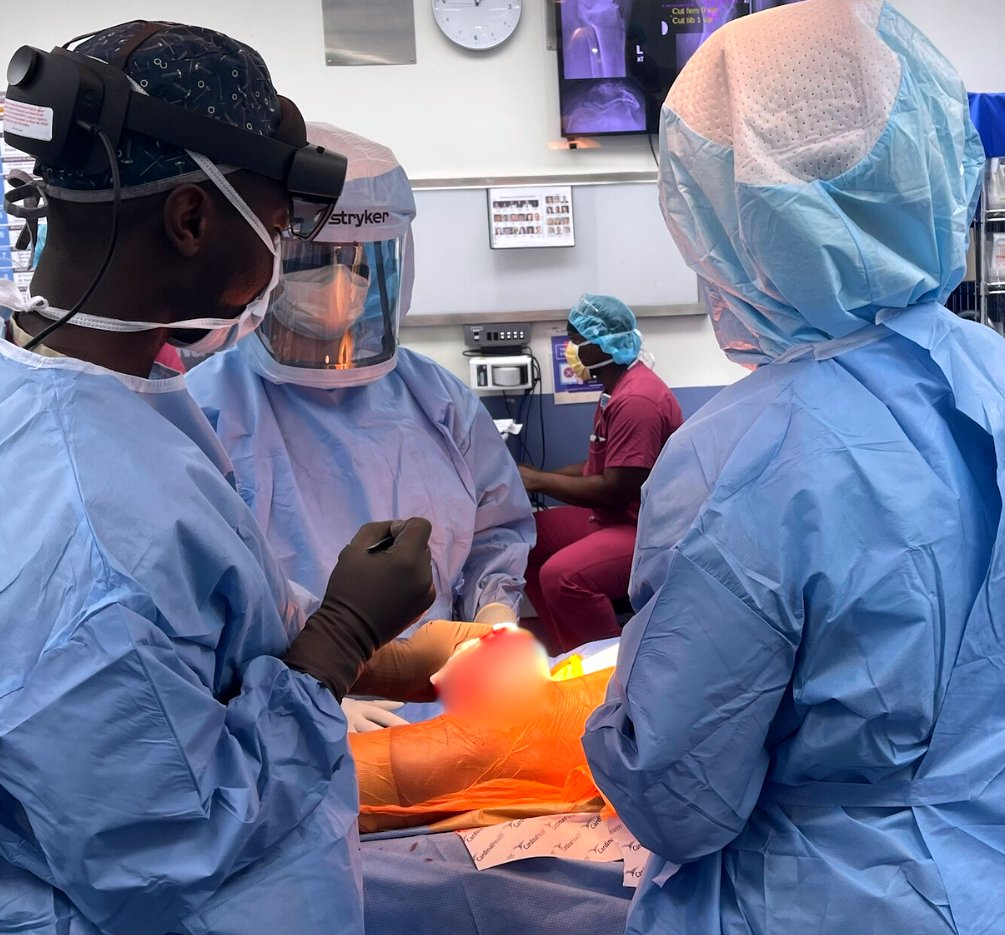 Our very own Dr. Nana Sarpong & @MIStotaljoint pioneered the FIRST AR-guided #KneeReplacement surgery in the US at NYP! This marks a leap forward in joint #arthroplasty, utilizing @ThinkPolaris's STELLAR Knee mixed-reality surgical guidance system. ow.ly/tXxW50RnvVY