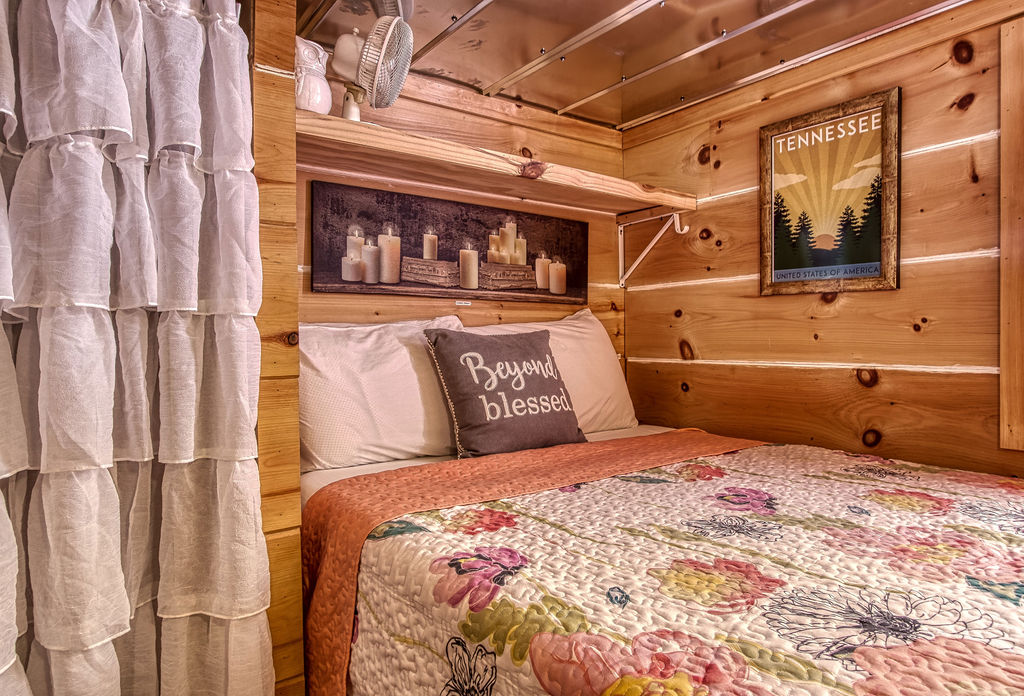 Check out 'The Tiny Barn'! 
This adorable 1-bedroom is perfect for your next cozy getaway in the Smoky Mountains! 

bearcampcabins.com/cabins/the-tin…

#cozy #romantic #getaway #smokymountains #pigeonforge #gatlinburg #tennessee
