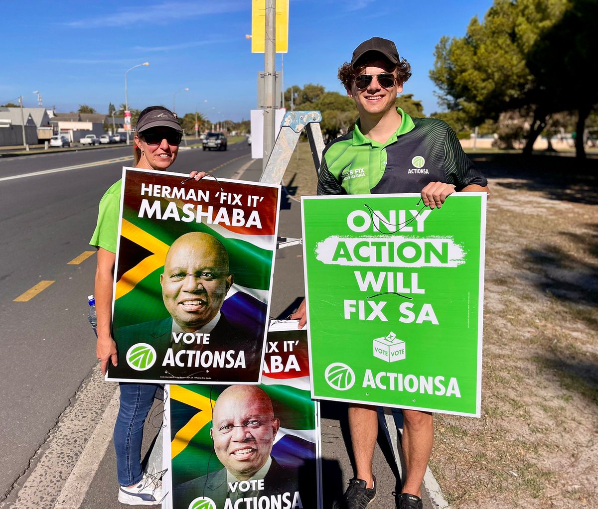 Our postering teams are hard at work turning the province green 💚

If you see them in your area give a honk or come have a quick chat about how we will #FixSouthAfrica 🇿🇦