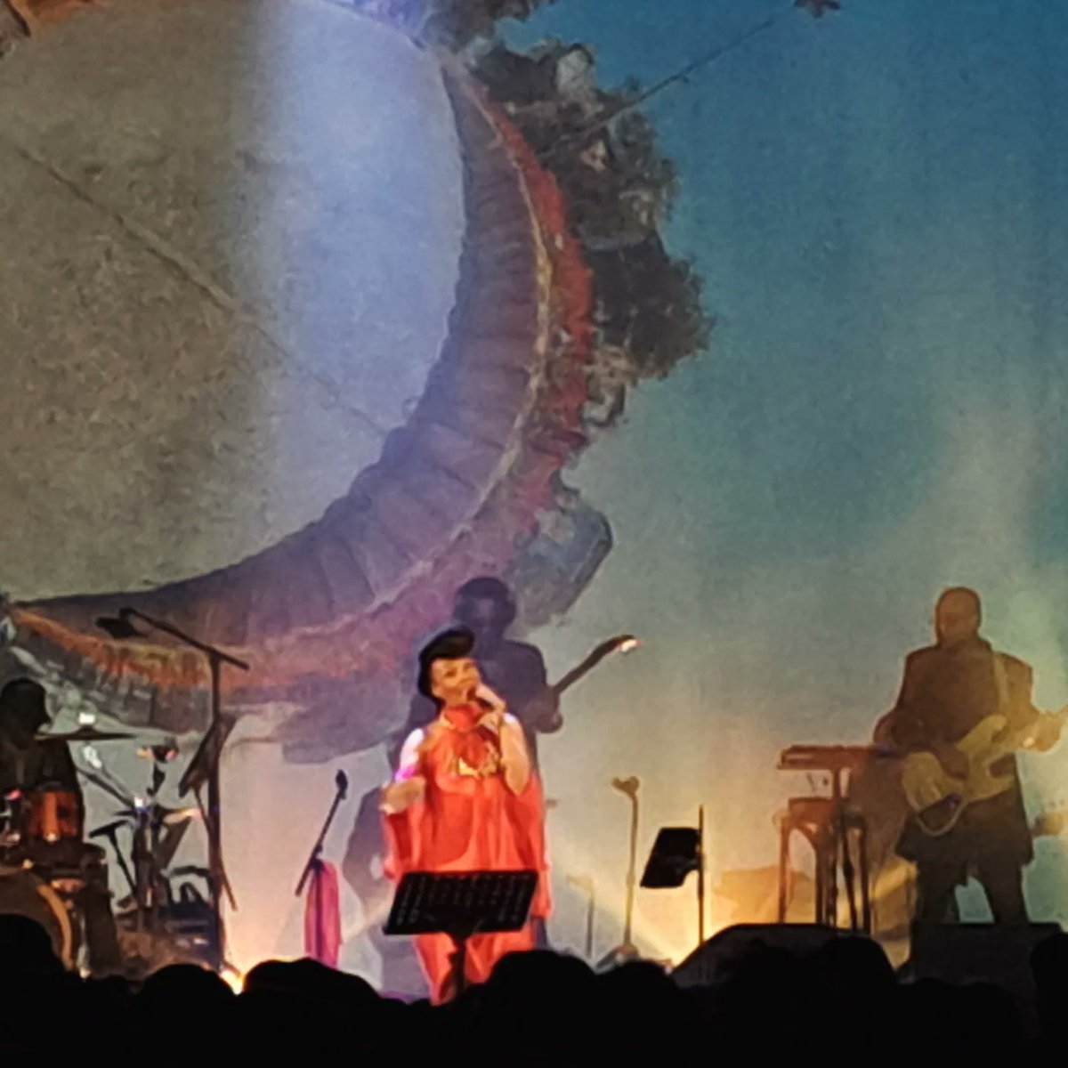 Nonkel_Muziek's tweet photo. Buiten blijft het regenen, maar in De Roma schijnt de zon met Zap Mama met gastzangeressen K.Zia, Selah Sue en Coely! #zapmama #deroma #kzia #selahsue #coely  @SelahSue @CoelyCoely @deromavzw https://t.co/6hP9BmZEbD