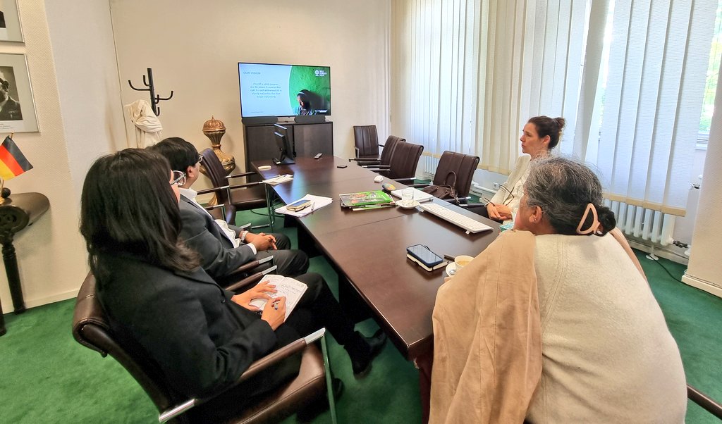 Amb Saqlain Syedah held a meeting with Ms. Anja Schroeder, Deputy Regional Director Asia & South America @Welthungerhilfe. Discussed issues pertaining to the organization's projects in #Pakistan & exploring possibilities for a more fruitful engagement in 🇵🇰. @ForeignOfficePk