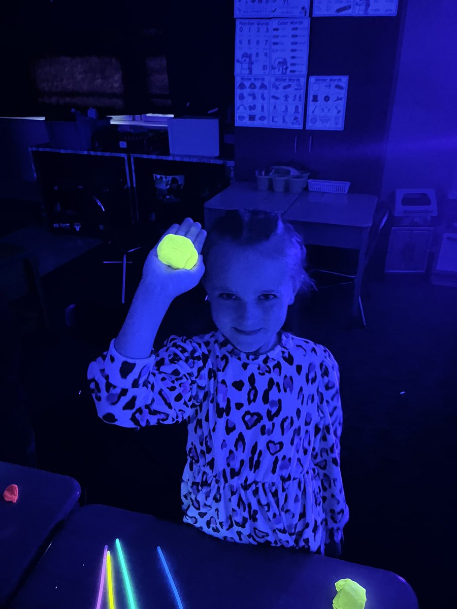 EldaPrincipal's tweet photo. 1/2 Day of Kindergarten had it going on today! Glow lessons with geometric figures. https://t.co/mSXX222LGQ
