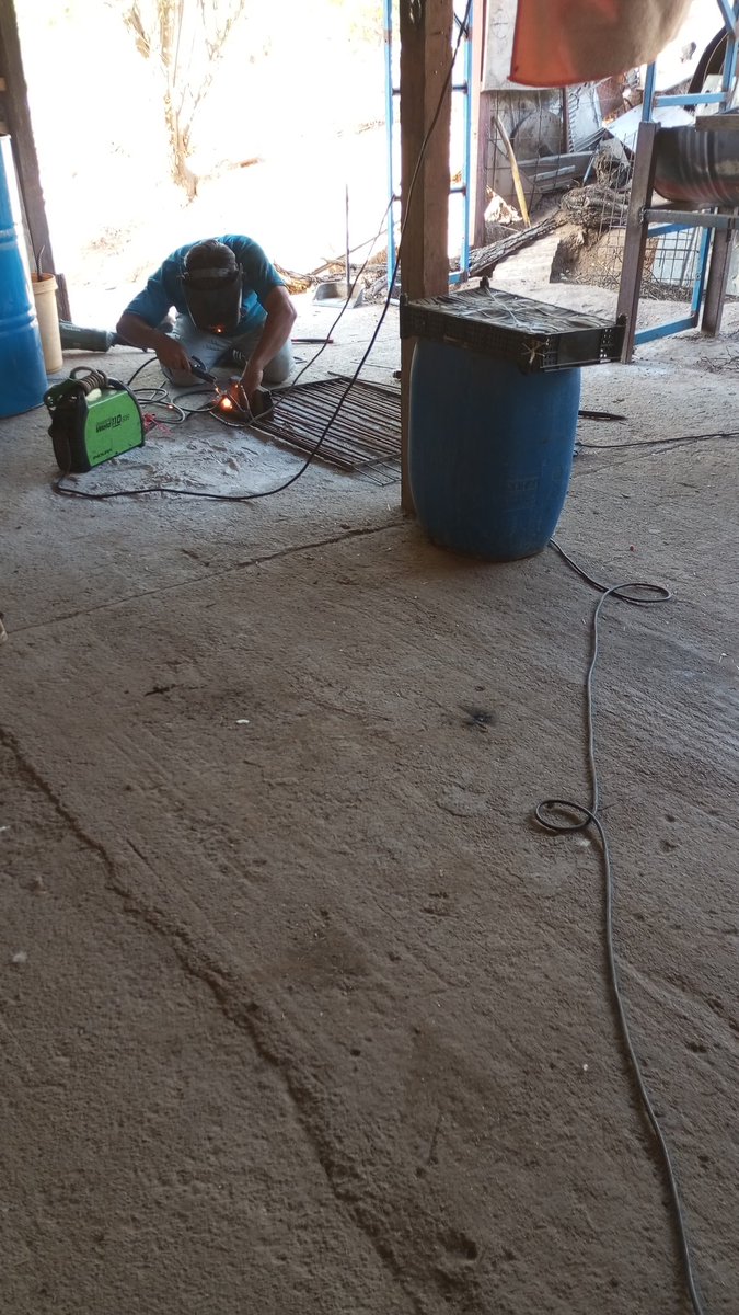 Mi esposo trabajando haciendo una parrilla.
Hacemos ( porque yo cepillo y pinto ) salamandras artesanales, cocinas a leña, fogones.
Preguntas al DM.
#KarMar Restauración, Reciclaje y Diseño.