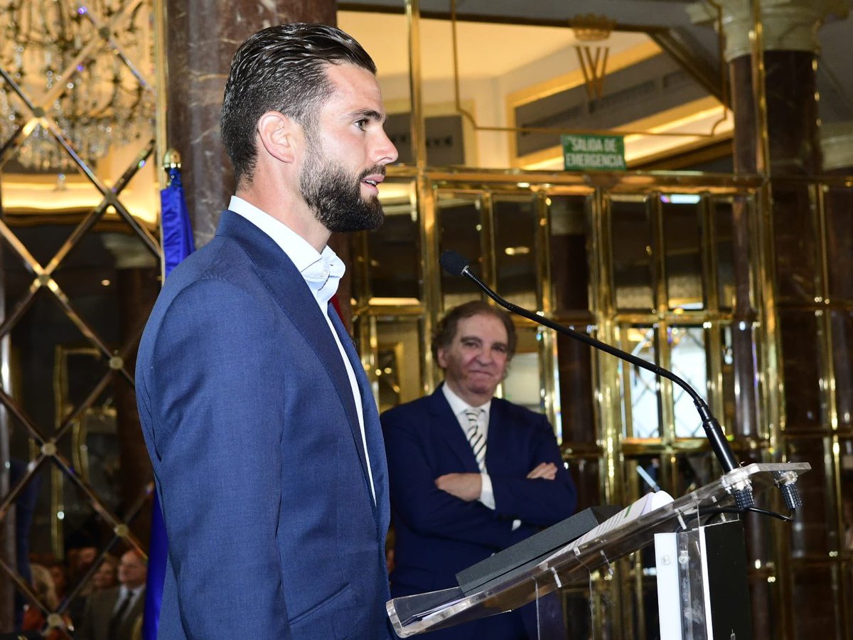 Toroslidia's tweet photo. 📍Nacho, capitán del Real Madrid, “Premio por su compromiso con la tauromaquia”, recogiendo el galardón de manos del vicepresidente de la #RCTL, don Juan Pedro Domecq.
Cariñosas palabras del jugador de fútbol en defensa del mundo del toro bravo. https://t.co/90JXkoDEaz