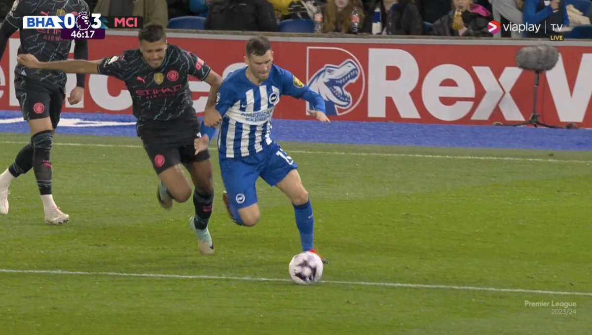 📸 - Pascal Gros is getting pulled down by Rodri, NO PENALTY GIVEN!