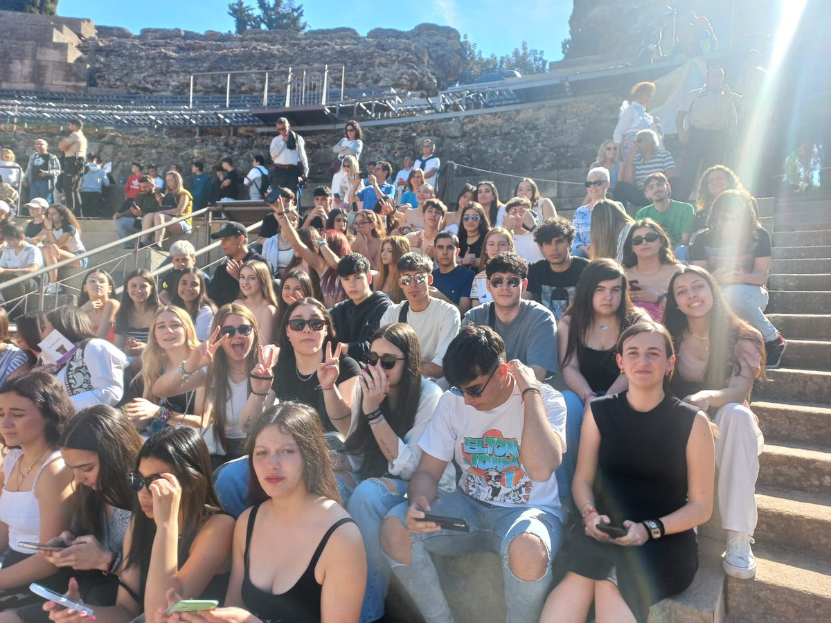 Los alumnos de latín y griego asistieron al Festival Juvenil de teatro grecolatino que se celebra cada año en el teatro de Mérida. Allí disfrutaron de tragedia griega, Bacantes, de Eurípides y de una comedia latina, Asinaria, de Plauto.¡Larga vida al teatro griego y romano!'