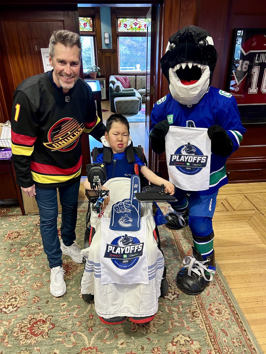 @nhl @Canucks Playoff fever @canuckplace Thanks for bringing joy to kids and families! (And towels to wave in the hospice) @1kirkmclean @CanucksFIN