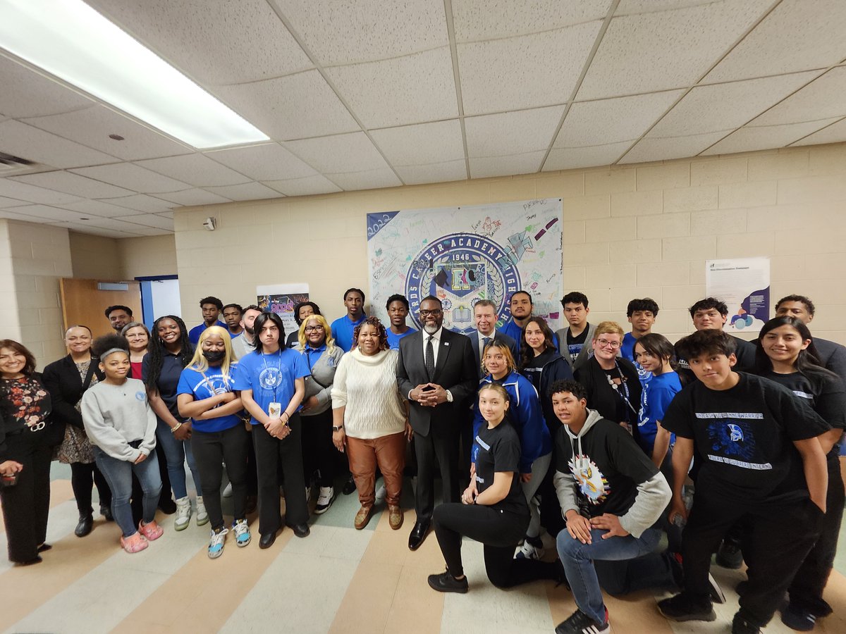 Our @PedroCPSCEO and @ChicagosMayor, along with community members and elected officials leaned into the student voices from @KellyPrideCPS, Gage Park High School, @RCA_WARRIORS.