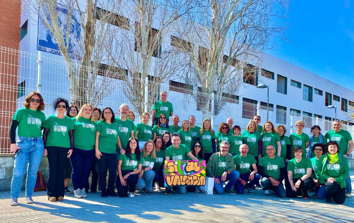 🟢#LaLlenguaNoEsToca | Acomiadem el #25Abril amb aquesta imatge del professorat de l’IES Joan Fuster (Sueca). 

👉Feu-nos arribar les vostres fotos amb la samarreta verda de @llenguacat per plantar cara a la valencianofòbia! 

✊I dissabte, tots a València!