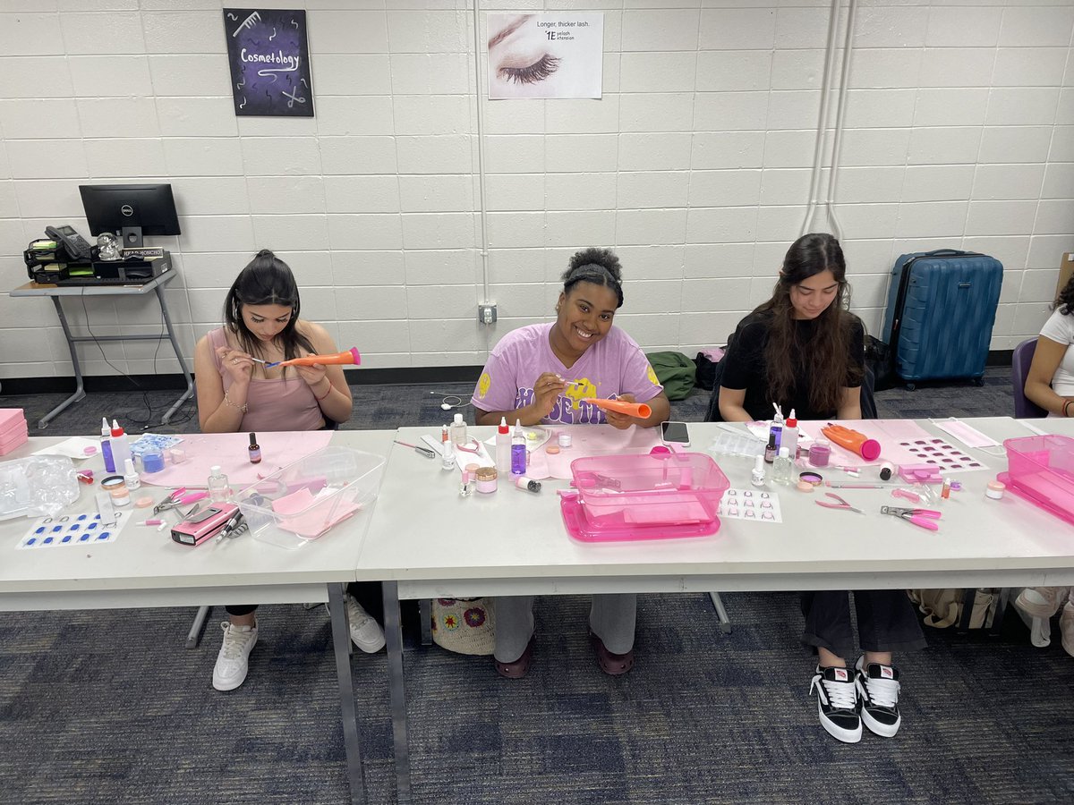 Cosmetology continues the day with acrylics. 
#morein24
@HumbleISD_HHS
@HumbleISD_AHS @KingwoodHS
@HumbleISD_KPHS
@HumbleISD_SCHS @HumbleISD_CTE
@HumbleISD