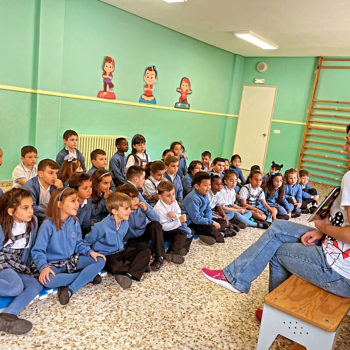 sanjosevalde's tweet photo. 👉Hemos seguido celebrando el #DíaDelLibro2024 con el taller #CuentaCuentos de @marvolvoreta para #1EP y #2EP
#SanJosé #Since1878 #colegiosHHCC #EducaciónVicenciana #colegiosconalma #niñosquesonríen #alumnosgeniales #micolegiomola #leeresdivertido https://t.co/8FEa1kcBJD