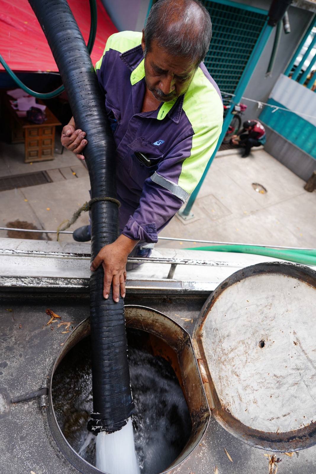 1/2 ?

#ElGobiernodelaCiudadTrabajayAtiende ??????

#SACMEX continúa brindando atención personalizada y acompañamiento a vecinos con el objetivo de dar certeza sobre el agua que llega a los hogares de esta zona. 

Para más información, consulta ?
https://aguabenitojuarez.cdmx.gob.mx/ 