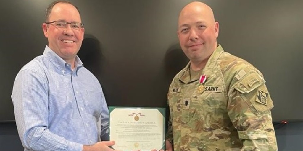 Our Deputy District Engineer Karl Jansen presented our Deputy Commander Lt. Col. Robert Wilkins with the Meritorious Service Medal for his service with the St. Paul District from July 2021 to June 2024. Thank you for your service and good luck in Texas! #BuildingStrong #USACEMVD
