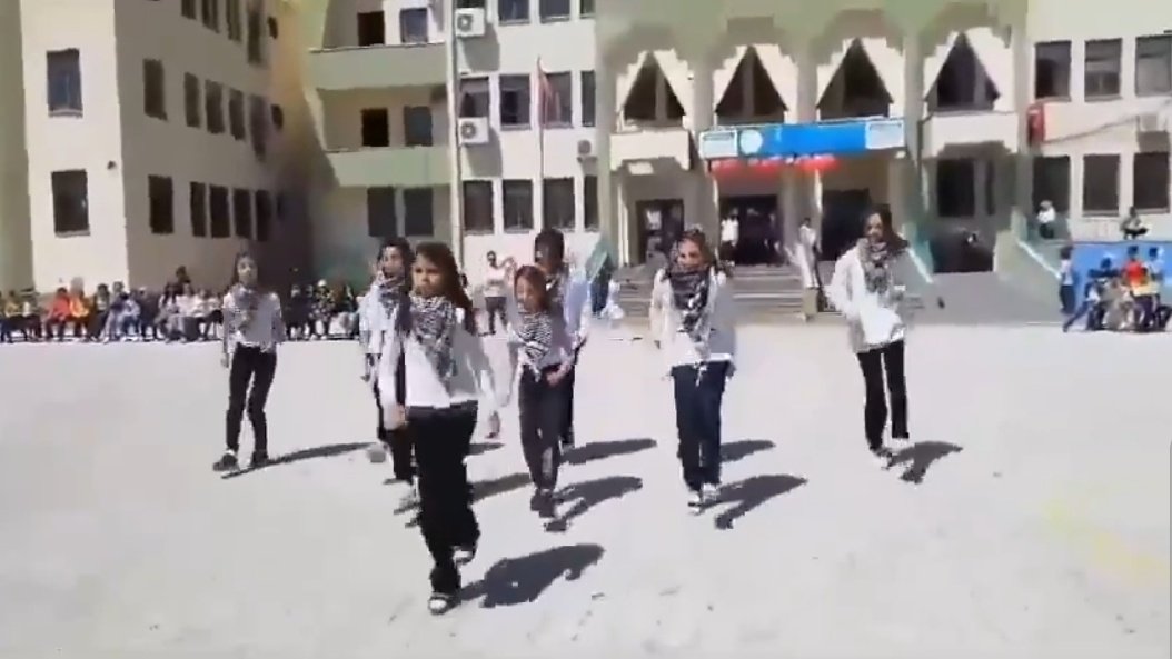 Diyarbakır'da Ortaokul Öğrencileri, Filistin'in Sembolü Olan Dabka Dansıyla Gösteri Düzenledi.