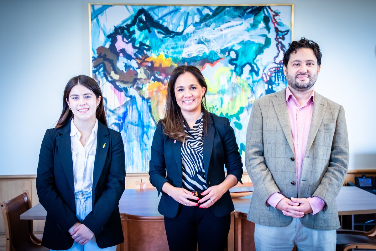 La subsecretaria de Relaciones Exteriores, @GDelafue, sostuvo una reunión con el director ejecutivo de Amnistía Internacional Chile, Rodrigo Bustos.