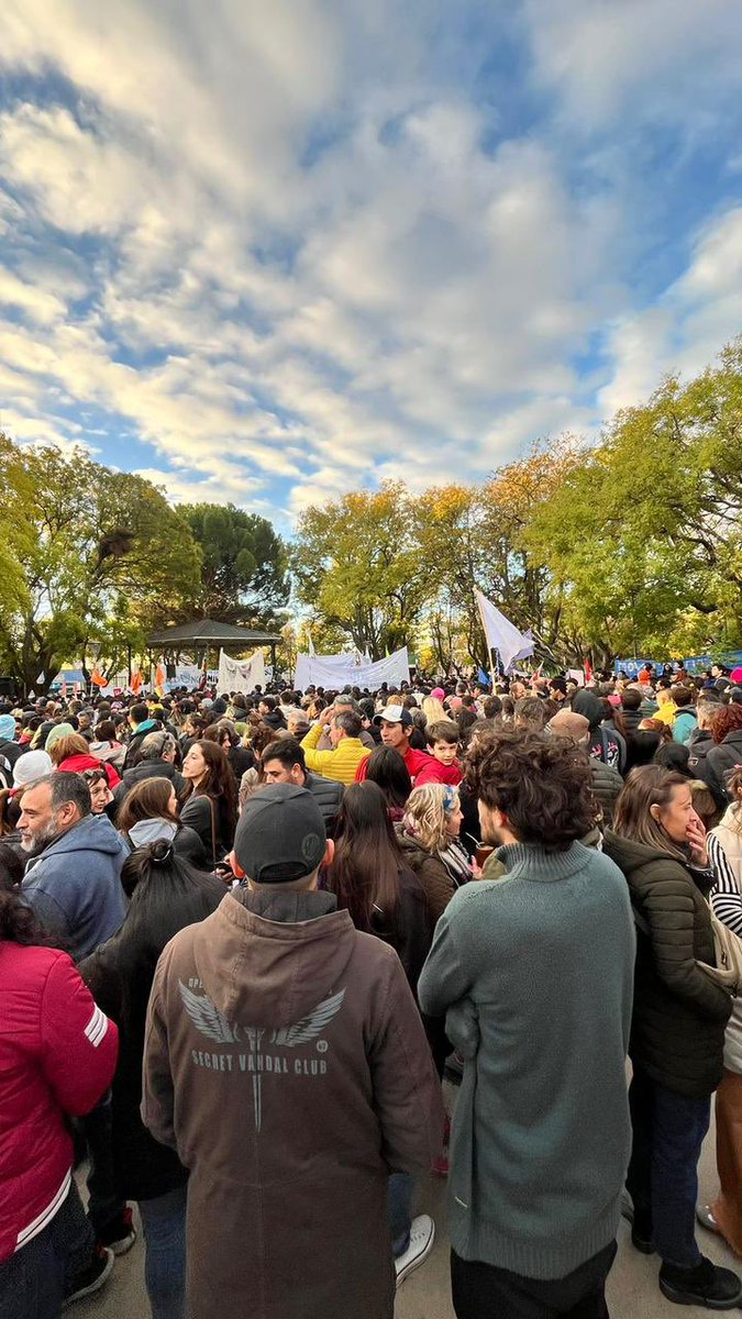 En Viedma, como en todo el país se marchó en defensa de la educación pública !! 
Si a la universidad pública, sin temor a discutir cómo mejorarla, pero SIEMPRE con las universidades abiertas y formando profesionales !!