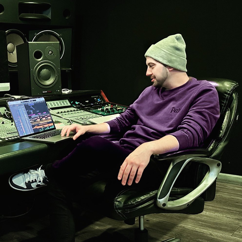 itstalentnight's tweet photo. There’s something special about getting in the studio, separating from  the outside world and getting lost in your art. The focus is different, and my creativity heightens. It’s always an experience -Zach https://t.co/Vgdk8568MT