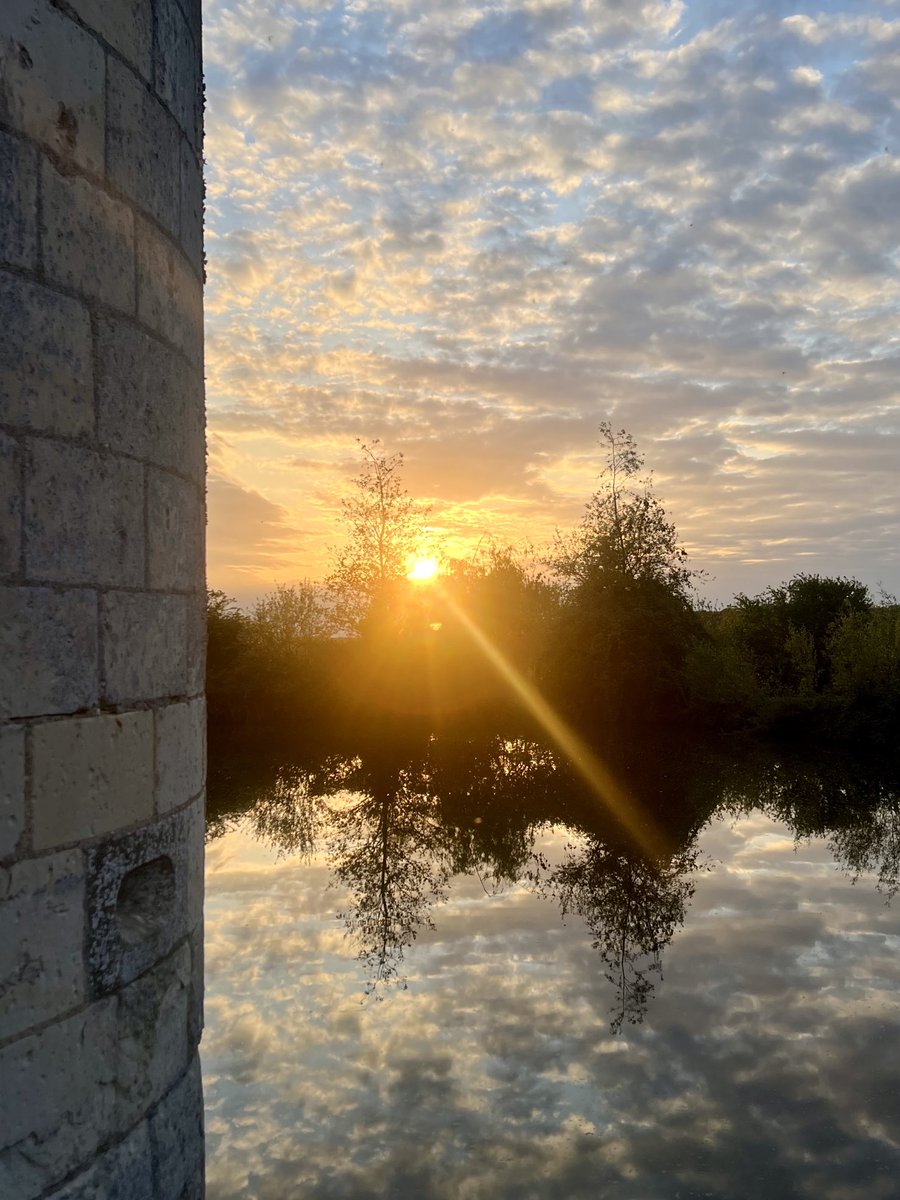 Quelques timides rayons de soleil pour réchauffer la belle pierre de tuffeau. #Touraine