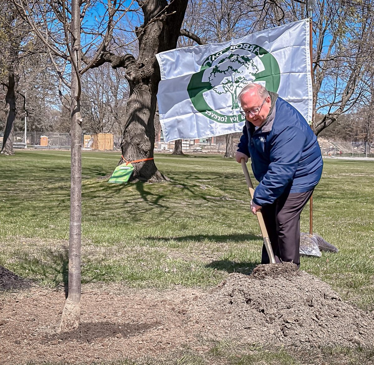 Exec Dep Commish Johanne Morne & I planted trees to celebrate Earth Week at the future site of the Wadsworth Lab and at Univ. at Albany to represent DOH’s commitment to protecting public health by supporting efforts to promote cleaner air & water. health.ny.gov/press/releases…