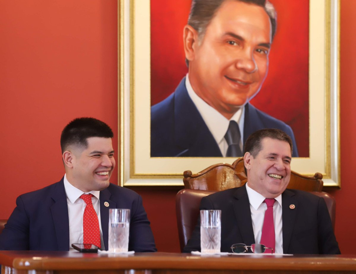 ANRParaguay's tweet photo. La Secretaría de Juventud de la ANR, contará con oficina propia en la Junta de Gobierno. Su presidente  José Rodriguez recibió las llaves de dicha dependencia, de manos del presidente de la ANR, Horacio Cartes. https://t.co/1keyLQtDJa