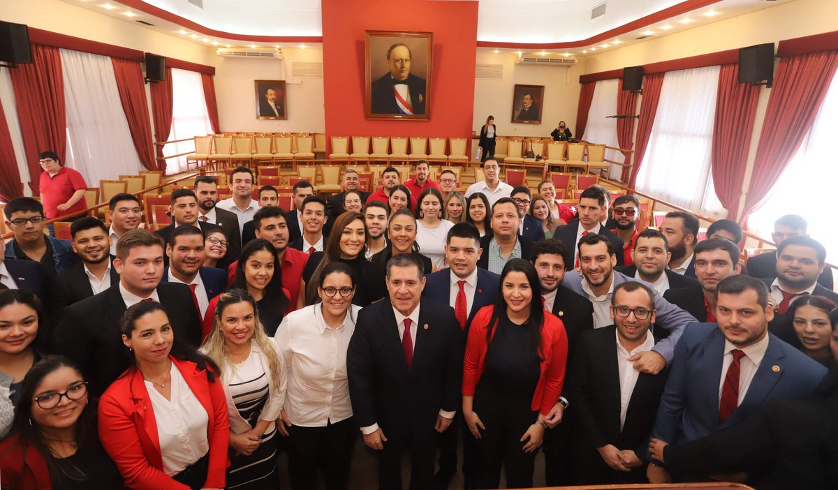 ANRParaguay's tweet photo. La Secretaría de Juventud de la ANR, contará con oficina propia en la Junta de Gobierno. Su presidente  José Rodriguez recibió las llaves de dicha dependencia, de manos del presidente de la ANR, Horacio Cartes. https://t.co/1keyLQtDJa