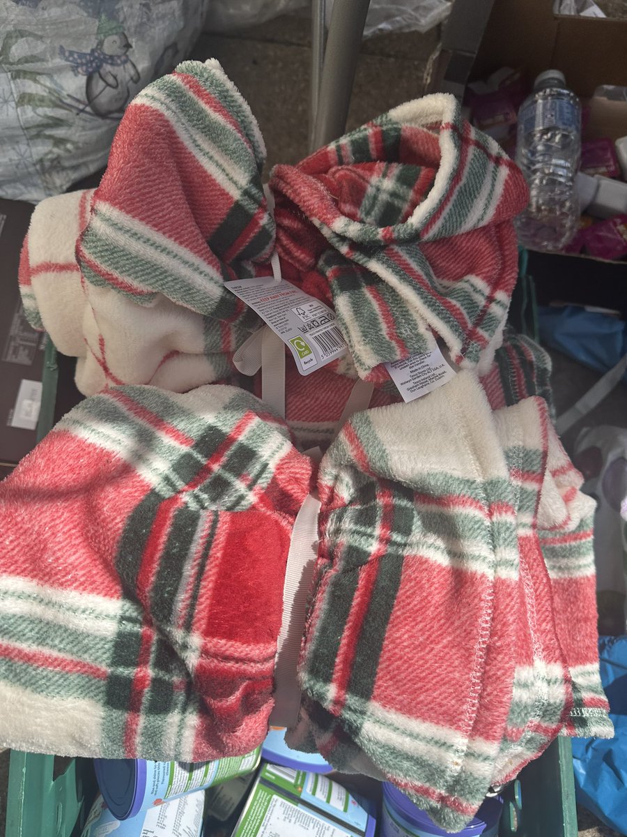 NitelightC's tweet photo. As we were setting our free stall up today a lady pulled up from Trading standards, she donated a buffet for 40 people 👏 Lots of treats and essentials distributed. Thank you for the knitted hats and blankets and continued donations
#basicessentials #cashlessaid #payitforward https://t.co/Z9EJk1ShCJ