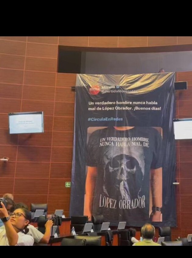 ElDavidMun's tweet photo. @ChumelTorres Los Senadores de morena: 
-Mataron una gallina
-Colgaron una Narco manta
-Le dieron la facultad de sacar de la cárcel a quien se hinchen los huevos al presidente 
-Se chingaron las afores 
-Y modificaron la ley de amparo para que te la peles 
Todo en la misma semana . https://t.co/TGKcI247w0