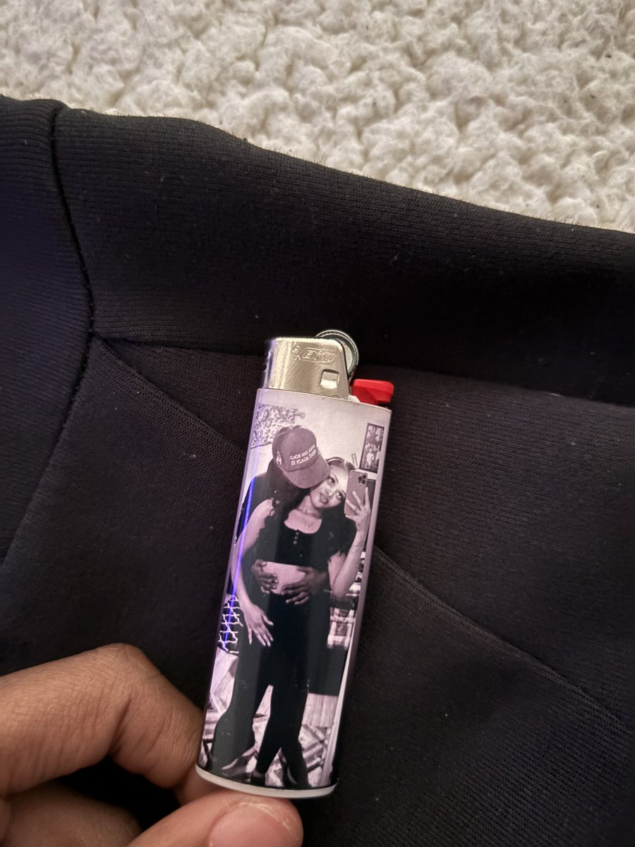 I gotta stop taking people lighters who the fuck is this 🤦🏽‍♂️