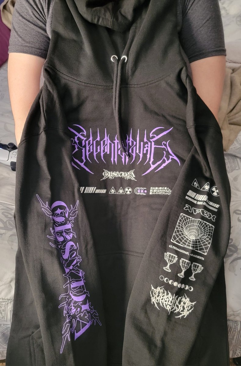 ElSystemo's tweet photo. Thank you @r1salt 🤩 Got the best gift for my Sister, she adores Selen! https://t.co/Qk5K0fZEH2