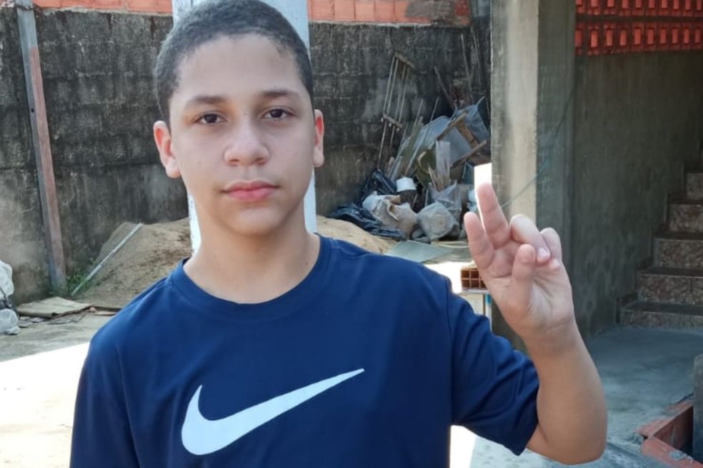 Desculpa Carlos, nós tentamos, mas é mais importante a vida de um cachorro no momento. Amanhã vao esquecer de vc, depois do cachorro e aí vamos voltar a falar de algo completamente imbecil. Pq é isso o que importa. Desculpa mesmo cara. Deus te abençoe garoto.