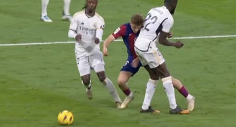 - Penalty inexistant pour Vazquez
- But injustement refusé à Lamine Yamal 
- Pas de penalty pour Fermin
- Pas de carton rouge pour Camavinga ni pour Valverde
- Carton jaune à Kounde au lieu de Vinicius

Ce week-end le Barça a subi le plus grand vol de l’histoire de la Liga 🤮🤮🤮