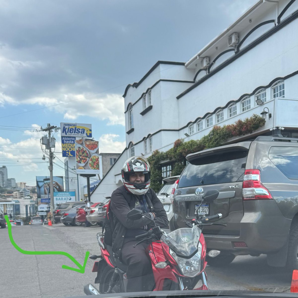 alvolantpendejo's tweet photo. Motociclista irrespetuoso de los sentidos de las calles manejando en contra vía para bajar en la calle del Cohep en Tepeyac. Luego los atropellan y dicen que fue culpa de él del carro, solo son llorazones cuando están quebrados y quieren que uno les pague nueva las motos https://t.co/4Cg2EPEogT
