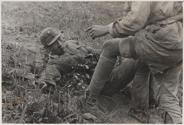 《中華民國抗戰時期老照片》 此照片為民國三十四年（1945年）四月「湘西會戰」期間，在雪峰山脈腹地江口地區作戰負傷的國軍戰士。