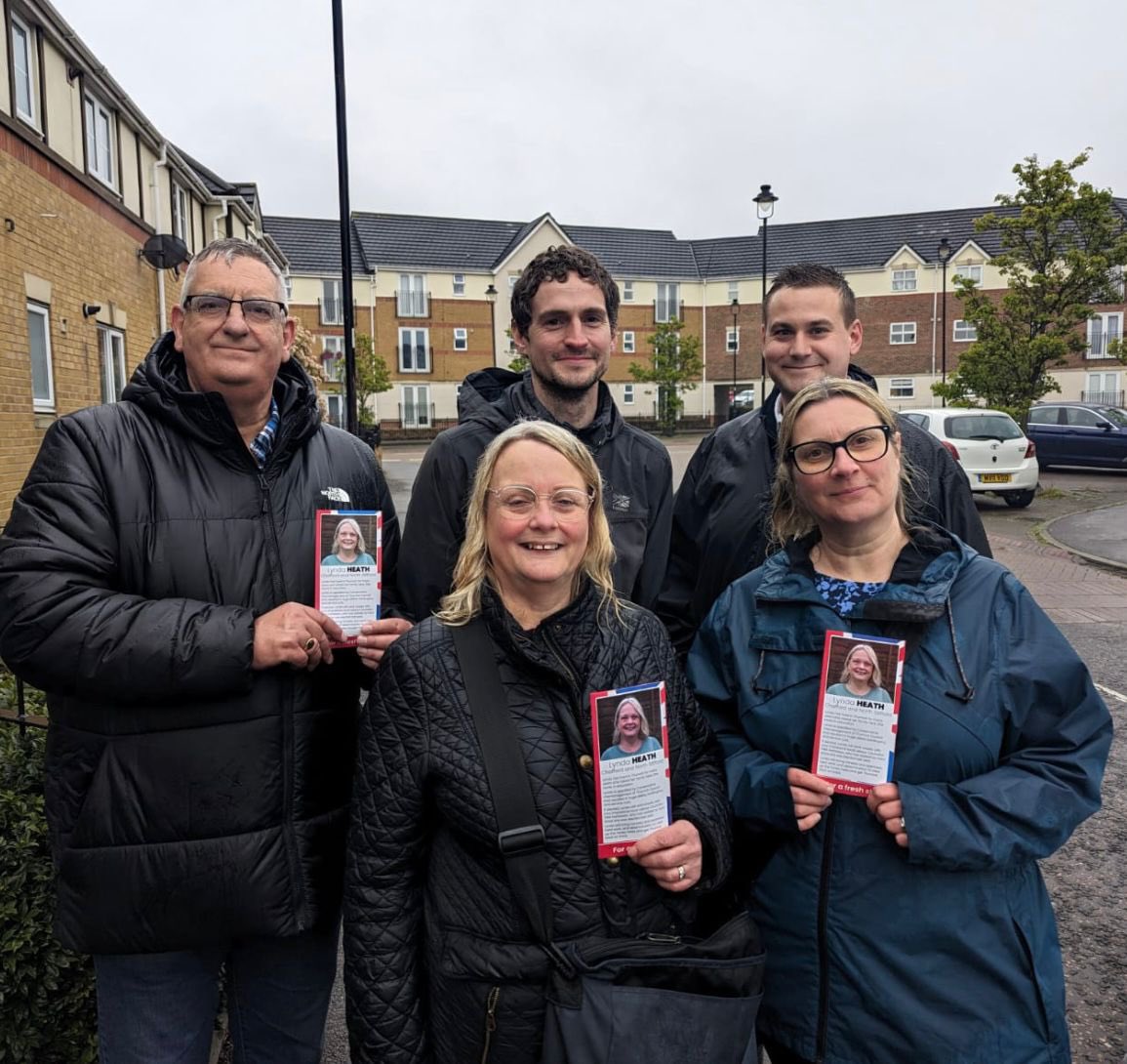 Great to be out in a soggy Thurrock this evening and good to see @MatthewKWright! Lots of support for Labour candidate Lynda Heath