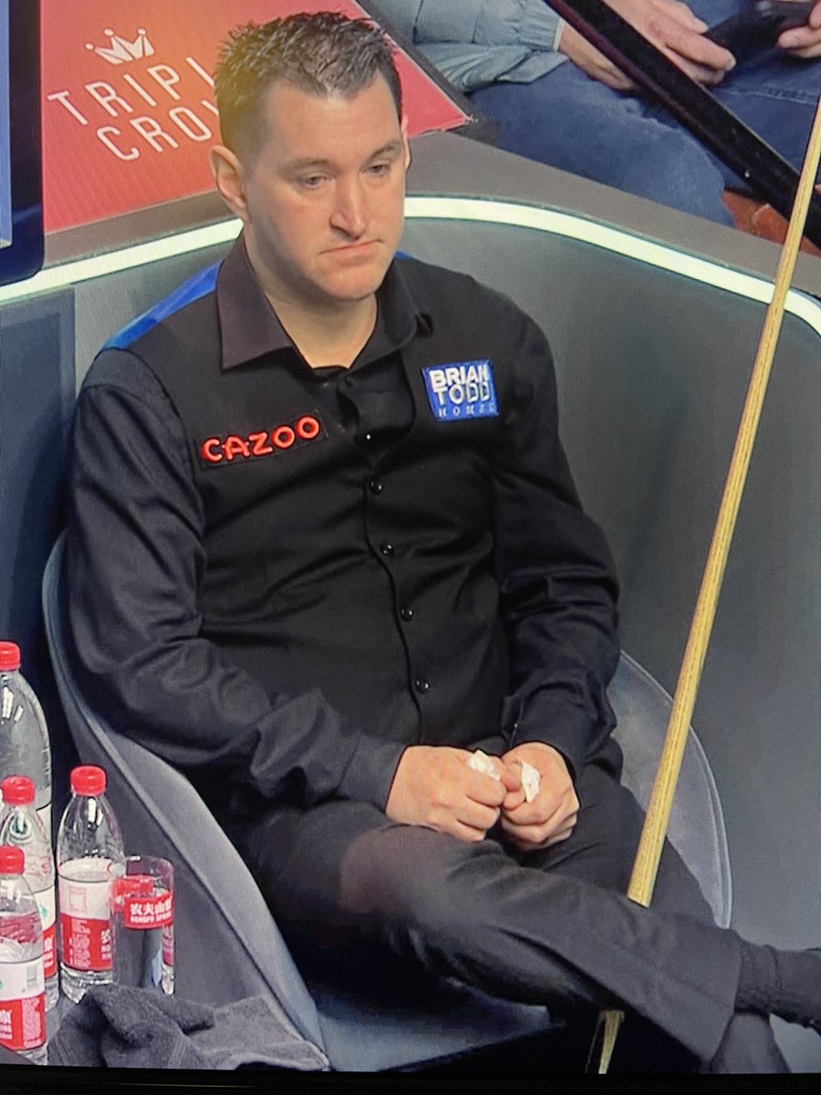 Why is Tom Ford using warming pads on his hands #snookerworldchampionship #snooker #thecrucible
