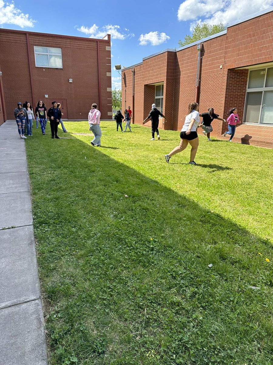 healthedgirl's tweet image. Students energized their brains 🧠 with a game of tag; while leaning about neuroscience today! I enjoyed watching the students laugh and learn at the same time!  faculty.washington.edu/chudler/leout.… #Movementbasedlearning #healthscience #GlennBobcats @GHSBobcatNation #wsfcs #CTEforNC