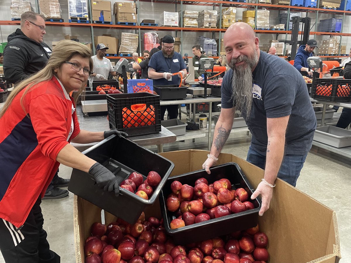 We can't end hunger alone. Today, our friends at @onelineage volunteered at @ILfoodbank and @FoodDepository. But their support doesn't stop there. For the past 7 years, they've donated more than $5m to programs that help increase access to the food everyone needs to thrive! 🧡