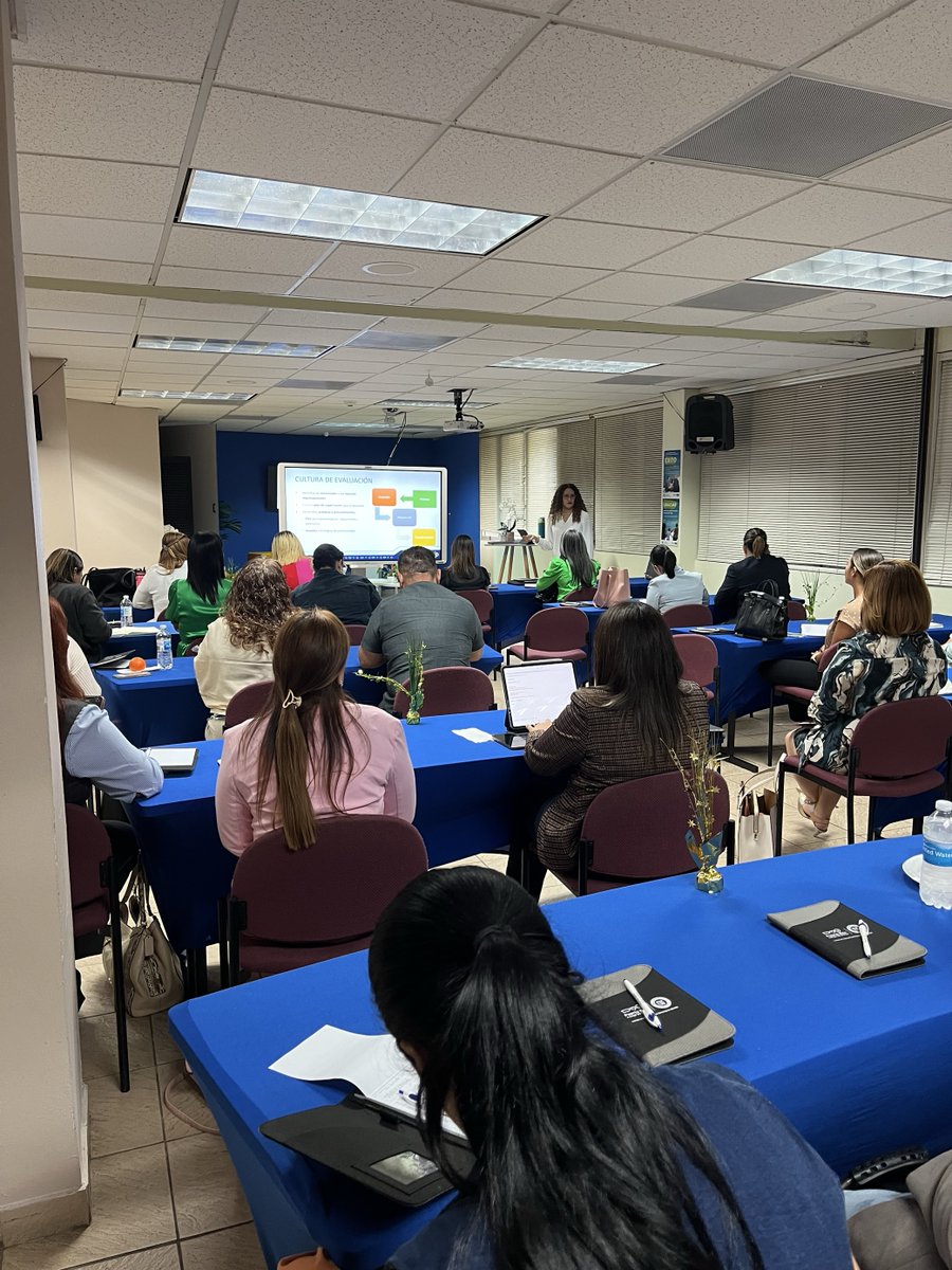 ¡Empezamos la semana pasada con mucha energía! Estuvimos brindando talleres en colaboración con United Way PR para Ciudad Amiga de la Niñez, recorriendo los pueblos de Ponce y San Juan. Con el seminario Presupuesto Operacional y Modelo Lógico. 

#SomosAFC #FortaleciendolasOSFL